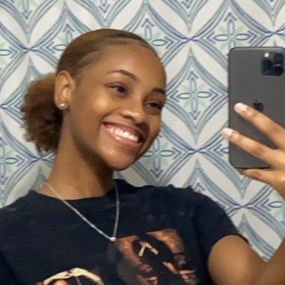 Meet your Posher, Anissia - Picture 1 of 1